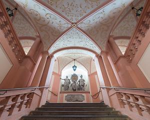 Kaiserstiege im Stift Melk. Im Halbstock das Regierungsmotto Kaiser Karls VI.