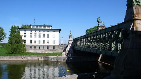 ußdorfer Wehr mit Schemerlbrücke, Verwaltungsgebäude, Donaukanal