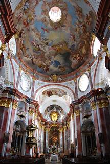 Stift Altenburg Klosterkirche Kuppelfresko und Blick zum Hochaltar