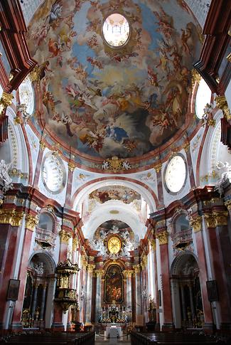 Stift Altenburg. Klosterkirche, Innen. Kuppelfresko von Paul Troger und Blick zum Hochaltar