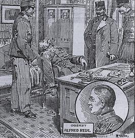 Darstellung auf dem Titelblatt der illustrierten Kronen Zeitung, 31. Mai 1913. Neben dem Schreibtisch links unten die Waffe, mit der sich Redl getötet hatte. Eine 'Browning'. Die ganze Szenerie ist völlig auf den Geschmack der breiten Masse zugeschnitten. Denn der Leichnam wurde laut internen Bericht liegend neben dem Kanapee aufgefunden! - Foto: Archiv Zentner