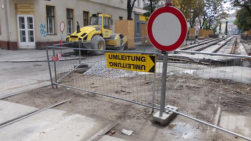 Für den Pkw-Verkehr heißt das 'Umleitung' - Hinten die neuen Gleise und vor dem Warnschild noch die alten Schienen, die ebenfalls gewechselt werden (20.08.2017 11:45)