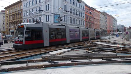 Der ULF 670 - Linie 5 Richtung Praterstern - rumpelt vorsichtig über die neue Gleiskreuzung (mit Weichen) (20.08.2017 11:51)