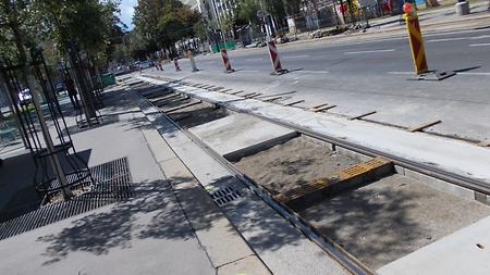 Gleiserneuerung, Schottenring, Wien-Innere Stadt. Links von der Börse und vor der Abzweigung (Weiche) in die Porzellangasse (20.08.2017 13:32) - U. a. wurden neue Betonplatten verlegt