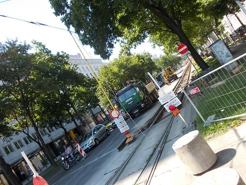 Gleiserneuerung am Schottenring neben dem Ringturm - Stau bzw. Einschränkungen des Pkw-Verkehrs. Auch temporär stillgelegte Straßenbahnstrecke - Hier wird eindringlich vor dem Gleistrog gewarnt (10. Juli 2016 11:37)