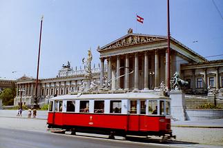 Rillenschiene und Straße - Oldtimertramways auf freier Wildbahn 00