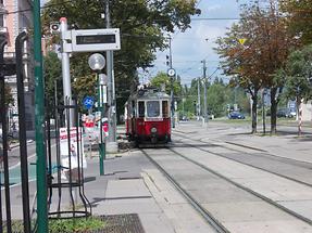 Rillenschiene und Straße - Oldtimertramways auf freier Wildbahn 01