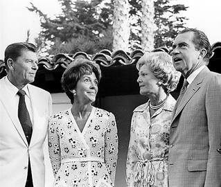 US-Präsident Richard Nixon und First Lady Pat empfangen Kaliforniens Gouverneur Ronald Reagan und Nancy