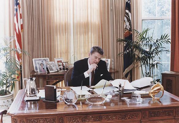 US-Präsident Reagan an seinem Arbeitstisch im Oval Office im Weißen Haus