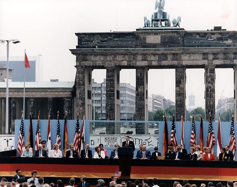 US-Präsident Reagan hält Rede vor der Berliner Mauer