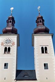Dom zu Gurk, St. Veit an der Glan, Kärnten. Doppelturmfassade. Die charakteristischen Turmbehelmungen wurden 1678 geschaffen. An den Ecken der romanischen Türme (wohl um 1140 bis 1220?) typische Renaissancemusterung (16./17. Jh.?) (Juni 1988)