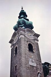 Glockenturm Erzabtei St. Peter in Salzburg. Der bemerkenswerte barocke Turm mit seiner originellen Kuppelbehelmung (Zwiebelhaube) wurde unter Abt Beda Seeauer 1756 errichtet