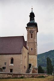 Pfarrkirche St. Quirinus, Unterloiben, Wachau, Niederösterreich. Die barocke Zwiebelhaube (Turmbehelmung) bildet einen skurrilen Antagonismus zum übrigen Bauwerk