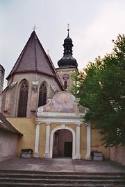 Pfarrkirche St. Quirinus, Unterloiben, Wachau, Niederösterreich. Eine Gründung des bayerischen Kloster Tegernsee im 11. Jh. Die Pfarrkirche war ursprünglisch gotisch und wurde im 15. Jh. zweischiffig erweitert. Im Inneren folgten einige wenige barocke Ergänzungen