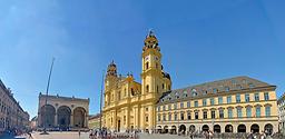 (Feldherrnhalle und) Theatinerkirche, Odeonsplatz, München (23. Juli 2019) - Foto: Guido Radig, Wikimedia Commons - Gemeinfrei