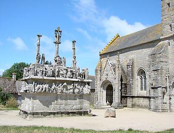 Calvaire von Notre-Dame de Tronoën in Saint-Jean-Trolimon (großer Calvaire), 1450. Ältester 'Calvaire' der Bretagne, Frankreich