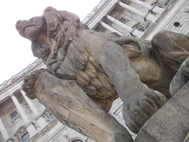 Löwe mit Wappenschild vor Hofburg, Fritz Zerritsch, 1913 - Foto: Ernst Zentner (23. August 2014 11:00)