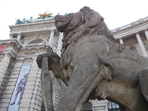 Löwe mit Wappenschild vor Hofburg, Fritz Zerritsch, 1913 - Foto: Ernst Zentner (23. August 2014 11:00)