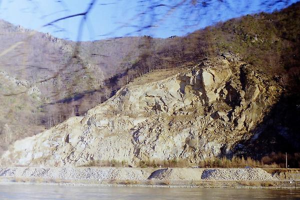 Wachau Donautal. Steinbruch am gegenüber liegenden Ufer - Foto: Ernst Zentner (Februar 1989)