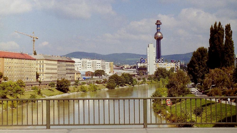 Friedensbrücke, Donaukanal; Blick Spittelau und Kahlenberg - Hier noch mit schlichtem Gitter (vom Umbau 1969-71), heute durch einen hohen Windschutz ersetzt. Links-Mitte Bautätigkeit - Foto: Ernst Zentner (Spätsommer 1990?)