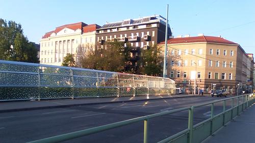 Friedensbrücke, Blick zur Brigittenau, ganz links das ehemalige Unfallkrankenhaus Webergasse (bis 1973) - Foto: Ernst Zentner (12092020 180532)