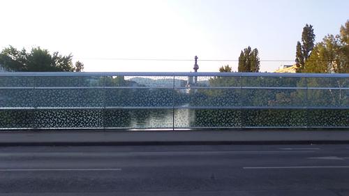 Friedensbrücke - Blick zum FHW und Kahlengebirge (Anfänge der Wienerwaldberge - Foto: Ernst Zentner (12092020 180519)