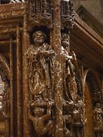 Apostelfiguren an der Balustrade des Hochgrabes (Hll. Petrus und Paulus?) - Foto: Uoaei1, Wikimedia Commons - Gemeinfrei