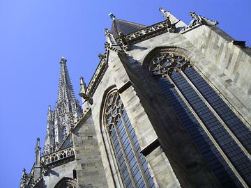 Südseite Spitzbogenfenster am Apostelchor und Pfeiler - Foto: © Ernst Zentner