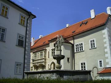 Leopoldihof und -brunnen sowie ehemalige Markgrafenburg