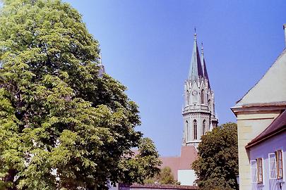 Türme der Klosterkirche von der Stadt gesehen