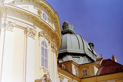 Über dem Kaisertrakt auf der großen Kuppel die Kaiserkrone Karls des Großen