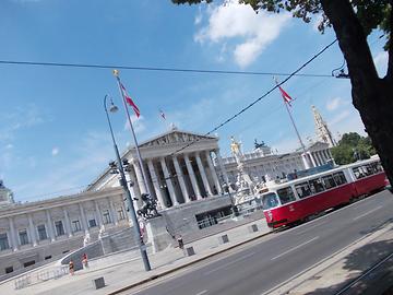 Parlament und Straßenbahn E2 und c5