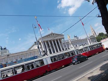 Parlament und Straßenbahn E2 und c5