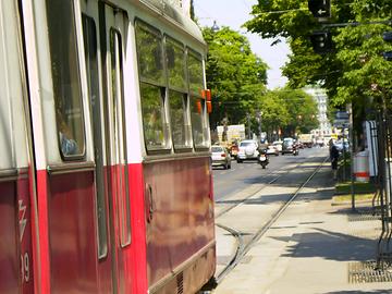 Straßenbahn, ehemalige Linie 'J', Type E1, Haltestelle Parlament, Blick zum Universitätsring (bis 2012 Dr.-Karl-Lueger-Ring), Wien-Innere Stadt