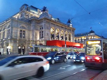 Straßenbahnen, Wiener Staatsoper (Abend vor Opernball 2020), Ringstraßenverkehr, Opernring