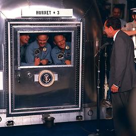 Mobile Quarantänestation mit den zurückgekehrten Astronauten auf der U. S. S. Hornet im Pazifik, US-Präsident Richard M. Nixon begrüßt sie