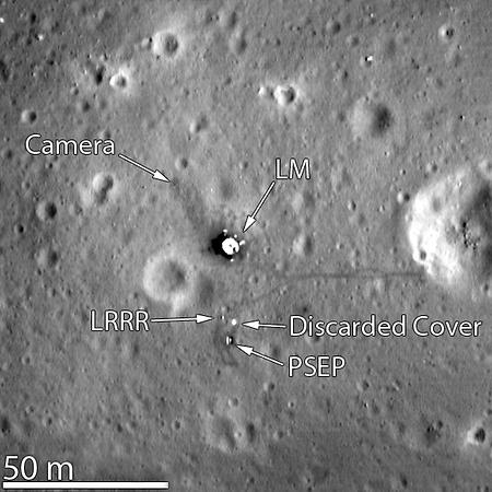 Hochauflösende Aufnahme des LRO (Lunar Reconnaissance Orbiter) der Landestelle von Apollo 11. Landemodul Eagle, Kamera und Fußspuren der Astronauten