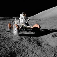 Eugene Cernan fährt mit dem Mondauto - ein Elektroauto. Was das Fahrzeug anlangte, waren die Astronauten ihrer Zeit weit voraus gewesen. In der doch zerklüfteten und wüsten Lunawelt legten beide Astronauten immerhin 35 Kilometer zurück. Das entspräche die Entfernung von Wien nach Baden in Niederösterreich - Foto: Wikimedia Commmons - Gemeinfrei