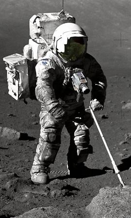 Wissenschaftsastronaut Schmitt bei der Arbeit. Er hantiert mit einem speziellen Greifer, um Mondgestein zu bergen. Sein Raumanzug völlig mit Mondstaub überzogen - Foto: NASA, Wikimedia Commons - Gemeinfrei