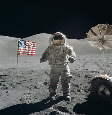 Kommandant Cernan neben US-amerikanischer Flagge und Mondmobil