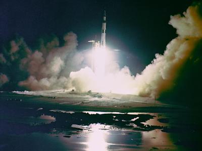 Nachtstart der Apollo 17- Mondmission mit einer imposanten Saturn V am Kennedy Space Center. 500.000 Menschen beobachteten aus sicherer Entfernung den Start der Saturn V.-Rakete. - Foto: NASA, Wikimedia Commons - Gemeinfrei
