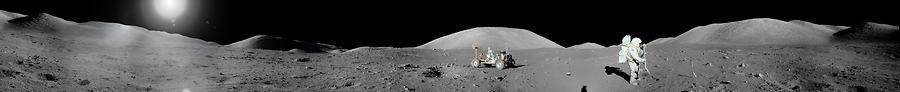 (360º-)Panorama-Aufnahme während Apollo 17-Exkursion auf Mondoberfläche in der Gegend um das Taurus-Littrow-Tal - Foto: NASA, Wikimedia Commons - Gemeinfrei. Aus 24 Einzelaufnahmen zusammengesetzt - Bitte auf Vergrößern, Originalgröße klicken und mit Pfeiltasten nach links oder rechts verschieben. Es ist ein Farbbild!