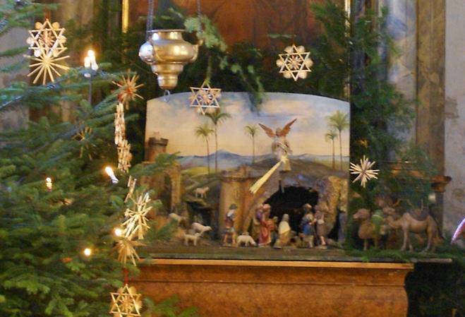Eine traditionelle Kirchenkrippe mit Christbaum