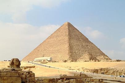 Die Große Pyramide (Cheops- bzw. Khufu-Pyramide) und seitlich Sphinx