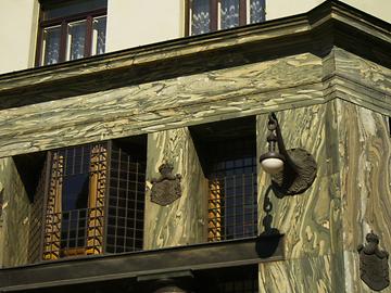 Looshaus, Detail der grünmarmorierten Fassade