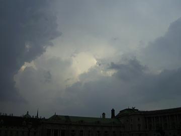 Regnerisch, wolkig, Heller Lichtfleck der Sonne