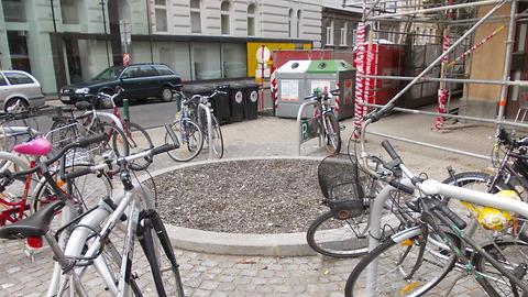 Irgendwo in Wien - Nachher (Oktober 2016). Inzwischen wurde zur Verschönerung noch ein dürrer Strauch hineingepflanzt. Radfahren ist gesund und umweltfreundlich. Aber so? Von der gärtnerischen Seite preiswert zu behandeln