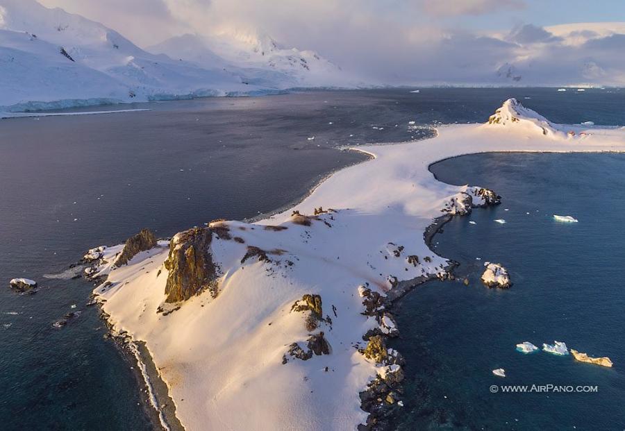 Half Moon Island, © AirPano 