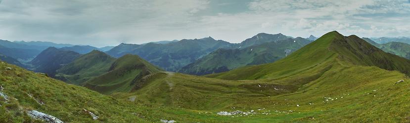 Rechts im Vordergrund die Breiteckkoppe und dahinter die Wölzer Tauern