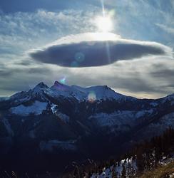 Der Föhnsturm treibt ein „Ufo“ über Stadelstein und Wildfeld hinweg